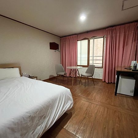 Oreum Motel Чечжу Екстер'єр фото