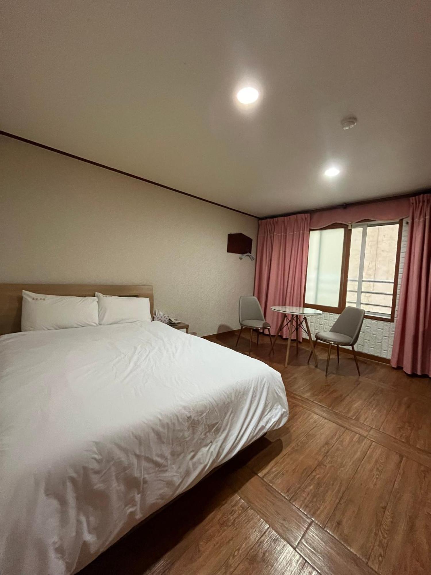 Oreum Motel Чечжу Екстер'єр фото