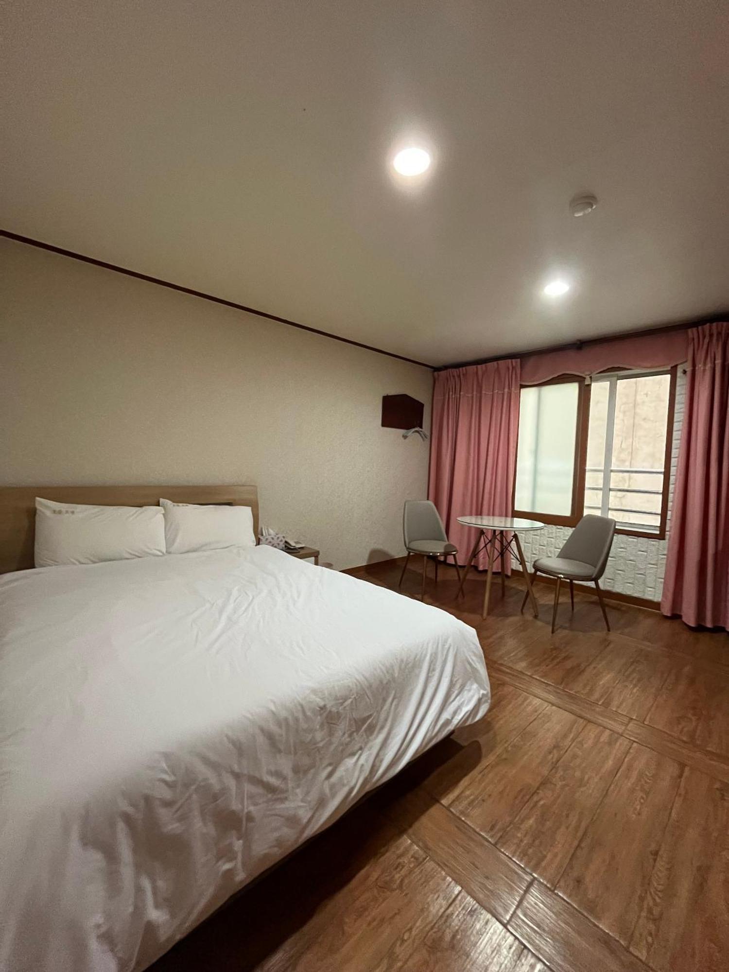 Oreum Motel Чечжу Екстер'єр фото