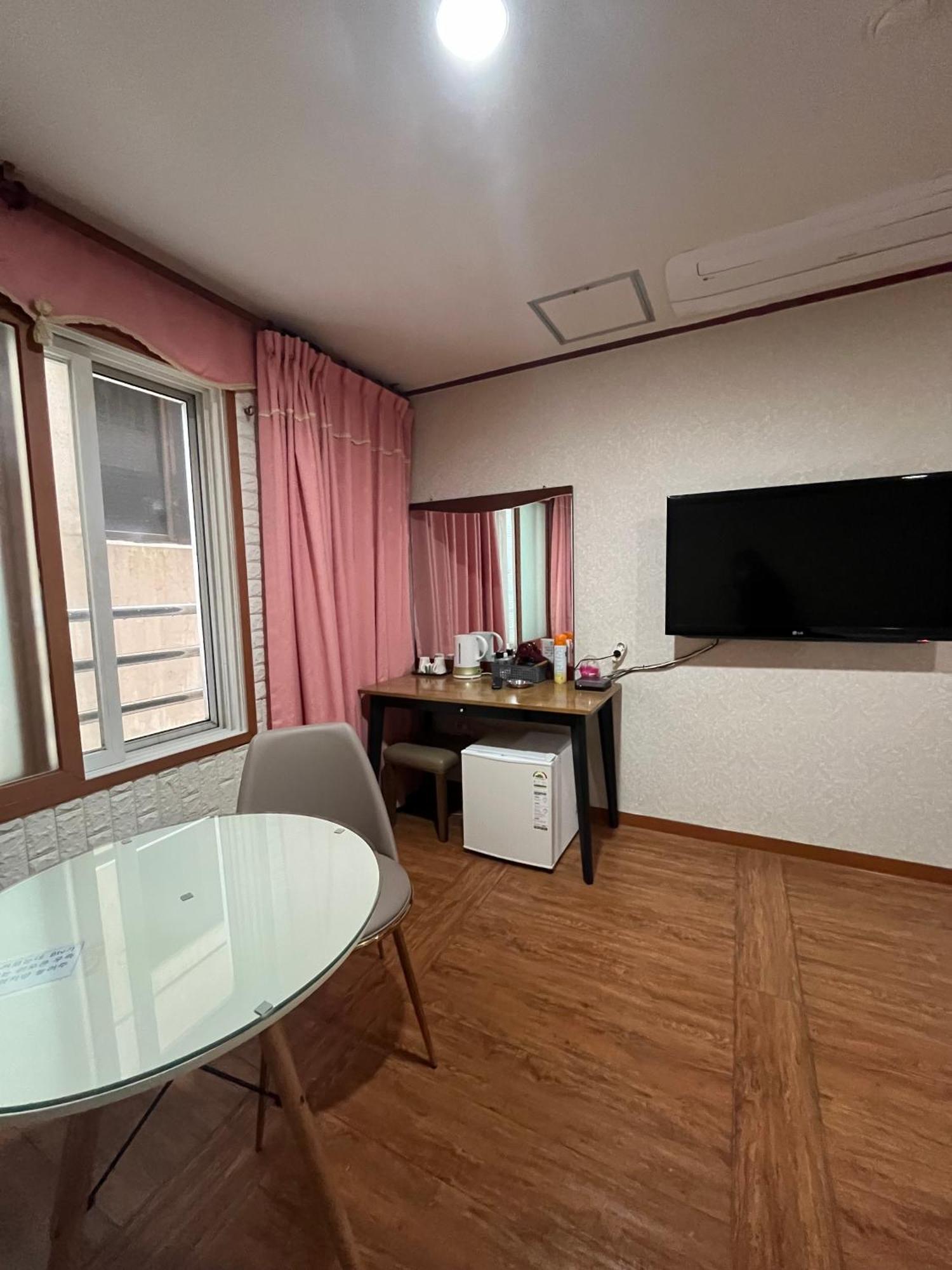 Oreum Motel Чечжу Екстер'єр фото